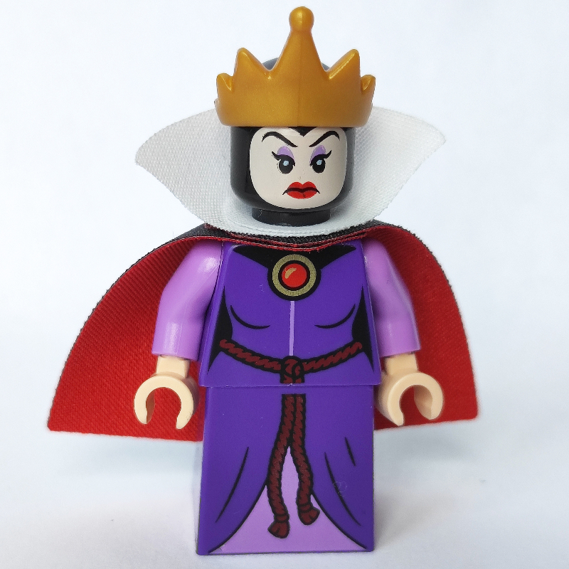 The Queen — minifigure detail